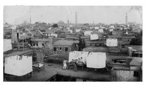 Les cabanes sur les toits des maisons de Diarbakr où les gens passaient la journée fuyant la chaleur terrible dans les maisons (Archives de la Vice-Province des Capucins au Proche-Orient, Maison S. François, Mteyleb, Liban)