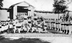 Les élèves du Collège des Pères Capucins à Maamouret-el-Aziz lors du cours de gymnastique (Archives de la Vice-Province des Capucins au Proche-Orient, Maison S. François, Mteyleb, Liban).