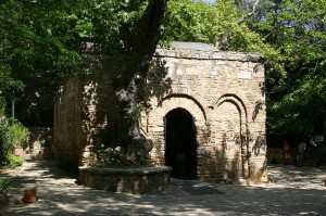 Le sanctuaire de Meryem Ana (http://fr.wikipedia.org/wiki/Maison_de_la_Vierge_Marie)