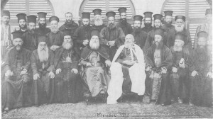 Mgr. Jean Drure (en blanc), à sa droite le patriarche syriaque catholique Ephrem Rahmani, entouré du clergé syriaque, lors de sa visite à l’éparchie de Mossoul, en 1910. (Mgr. Mikhaïl Aljamil, Tarikh wa Syar – Histoire et Biographie des prêtres syriaques catholiques de 1750 à 1985, Beyrouth, 1986, p. 426)