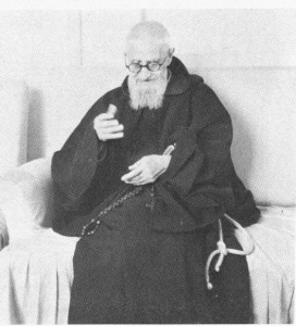 P. Louis de <span class='Highlighted'> kharpout </span> sans ses béquilles, aux dernières années de sa vie, dans sa chambre au couvent S. Louis à Beyrouth. (Album du centenaire de la cathédrale St. Louis 1868-1968).